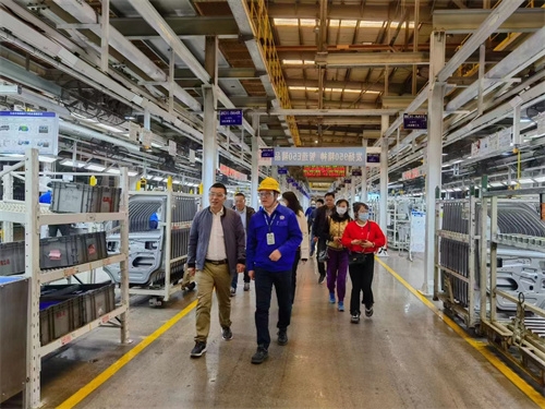 学校领导到企业看望就业生