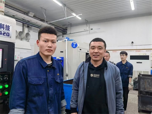 学校领导到企业看望就业生