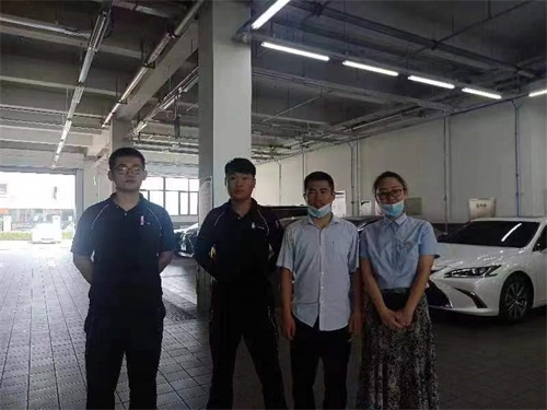 校领导到企业看望汽修就业学生